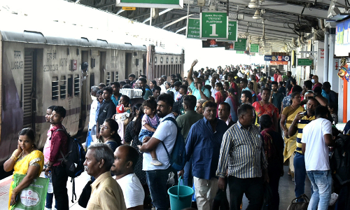 ஈரோடு ரெயில் நிலையத்தில் குவிந்த பயணிகள்