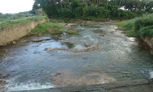 ஆறுகளில் இருந்து ஏரிகளுக்கு தண்ணீர் திருப்பி விடும்பணி தீவிரம்