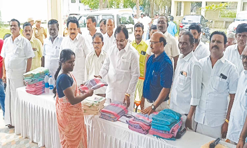 11,820 பேருக்கு இலவச வேட்டி சேலை
