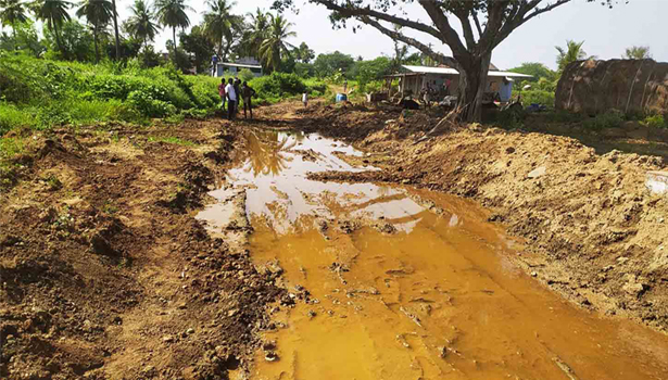 தொடர் மழைக்கு சாலை சேதம்: விவசாயிகள் பாதிப்பு