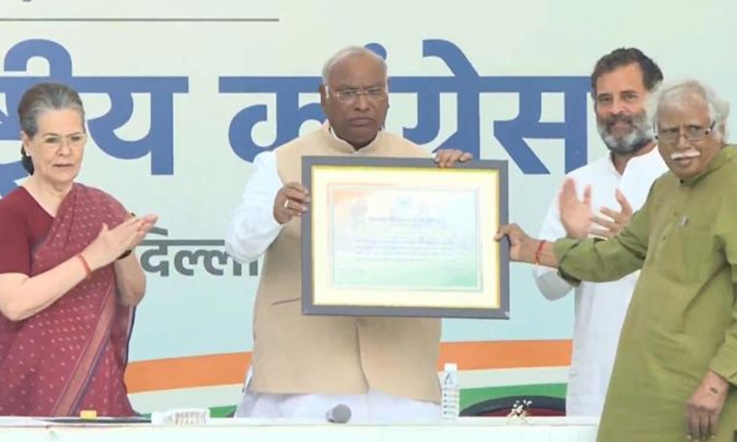 காங்கிரஸ் தலைவராக பொறுப்பேற்றார் மல்லிகார்ஜூன கார்கே- மூத்த தலைவர்கள் வாழ்த்து