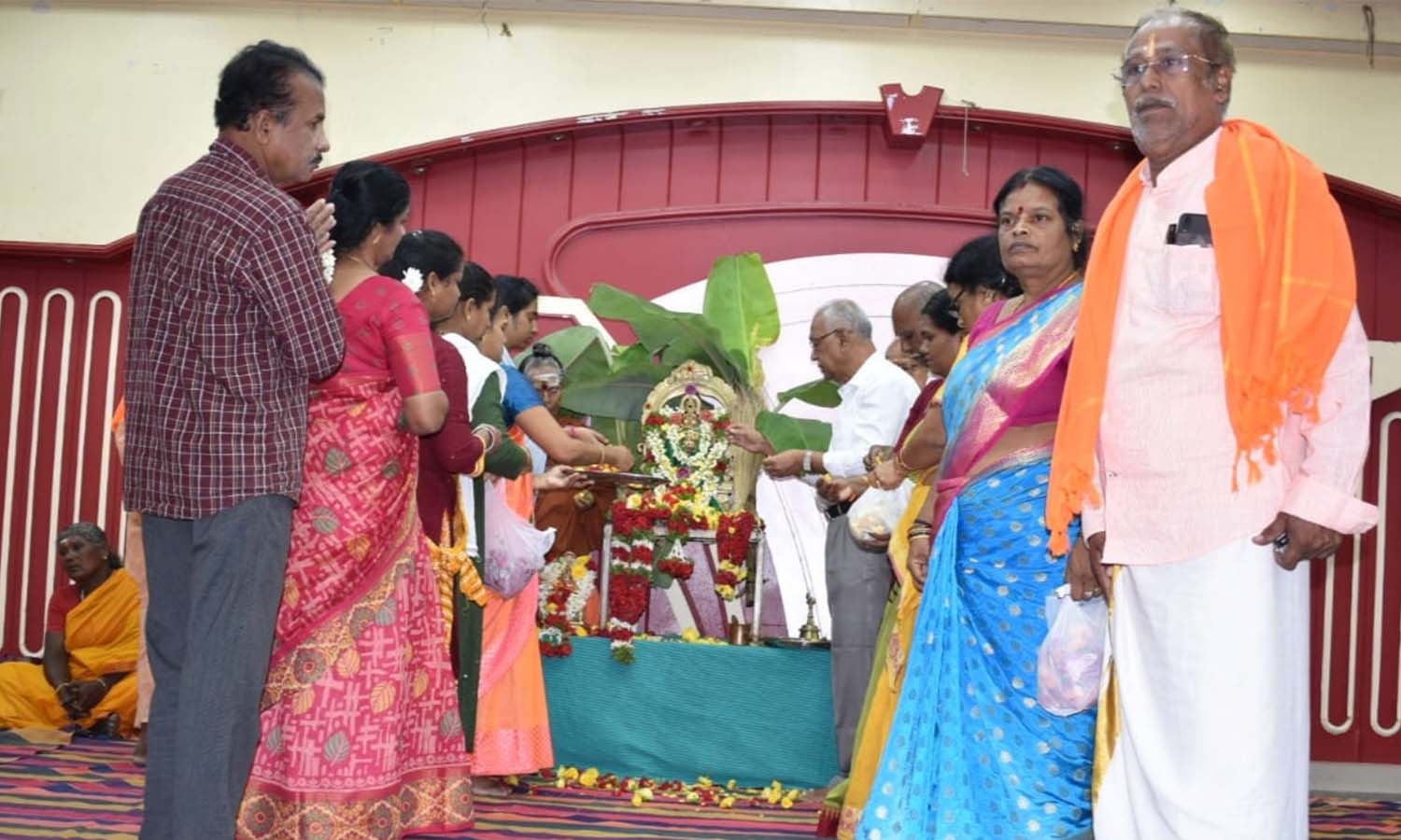 பொதுமக்கள் அனைவரும் ஒருங்கிணைந்து நதிகள் மாசுபடுவதை தடுக்க முன்வர வேண்டும் -ஓசூரில் அகில பாரத துறவிகள் சங்க இணை செயலாளர் பேட்டி பொதுமக்கள் அனைவரும் ஒருங்கிணைந்து நதிகள் மாசுபடுவதை தடுக்க முன்வர வேண்டும் -ஓசூரில் அகில பாரத துறவிகள் சங்க இணை செயலாளர் பேட்டி