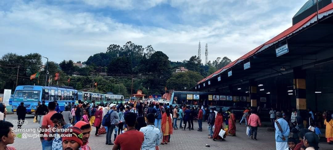 ஊட்டியில் இருந்து சொந்த ஊர் திரும்பிய சுற்றுலா பயணிகள்