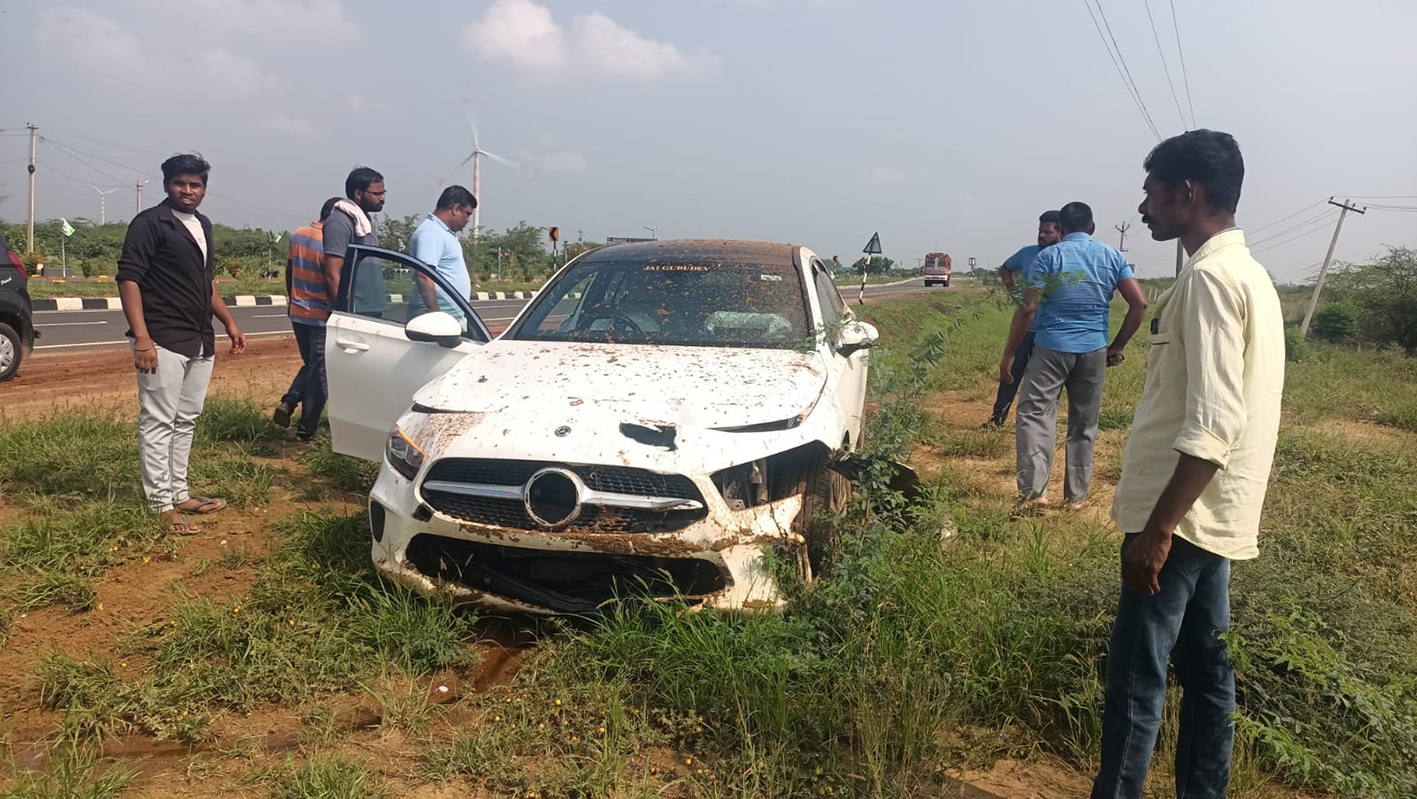 கயத்தாறில் டயர் வெடித்து பள்ளத்தில் கவிழ்ந்த கார் - அதிர்ஷ்டவசமாக டிரைவர் உயிர் தப்பினார்