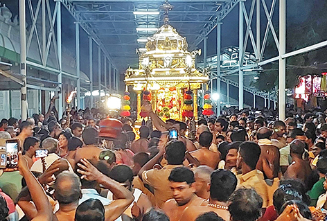 திருச்செந்தூர் கோவிலில் கந்த சஷ்டி திருவிழா: தங்கத்தேரில் சுவாமி ஜெயந்திநாதர் கிரி வீதிஉலா திருச்செந்தூர் கோவிலில் கந்த சஷ்டி திருவிழா: தங்கத்தேரில் சுவாமி ஜெயந்திநாதர் கிரி வீதிஉலா