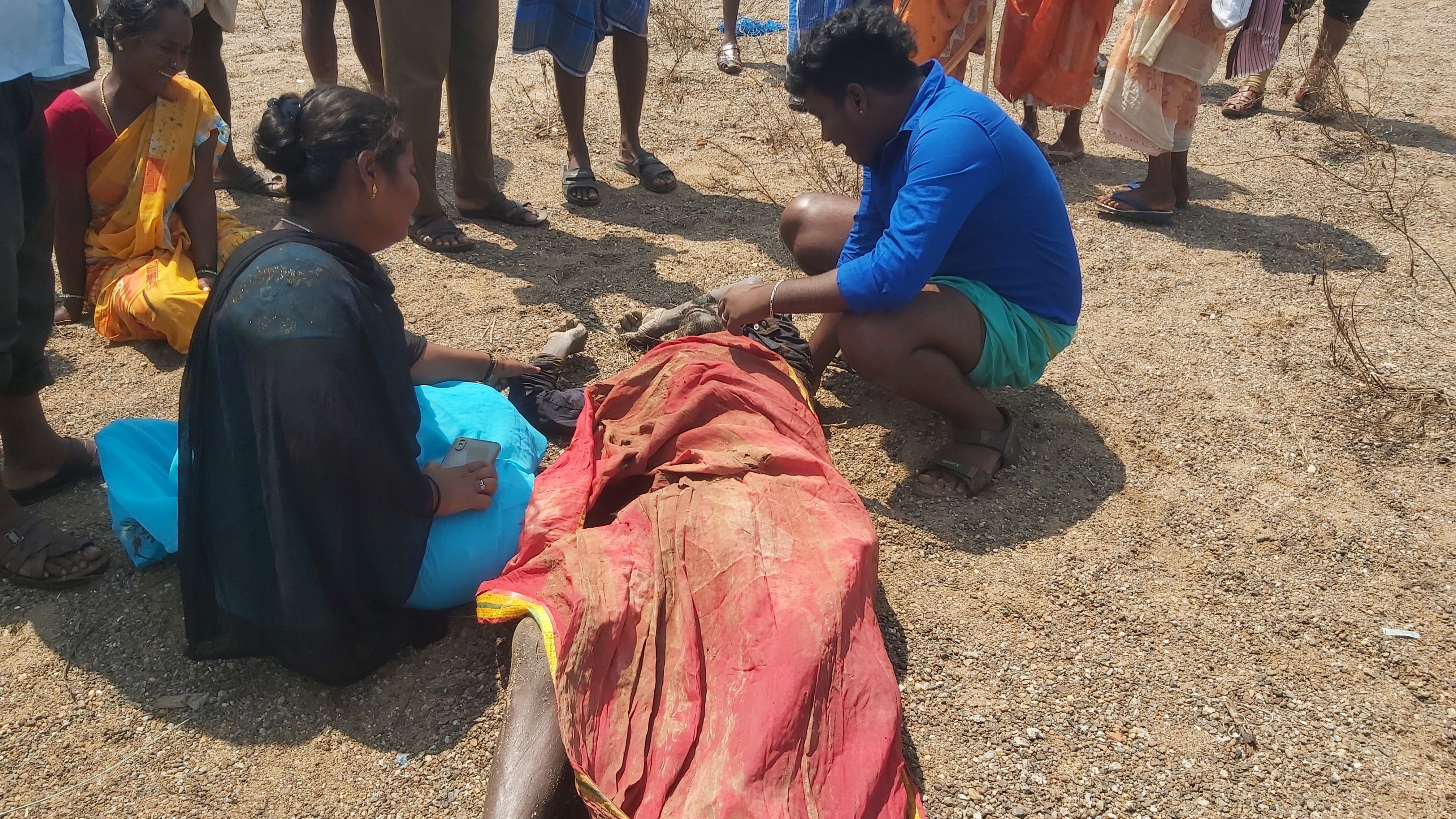 அகரம்சீகூர் அருகே தீபாவளி கொண்டாட வந்த தொழிலாளி வெள்ளாற்றில் பிணமாக மீட்பு