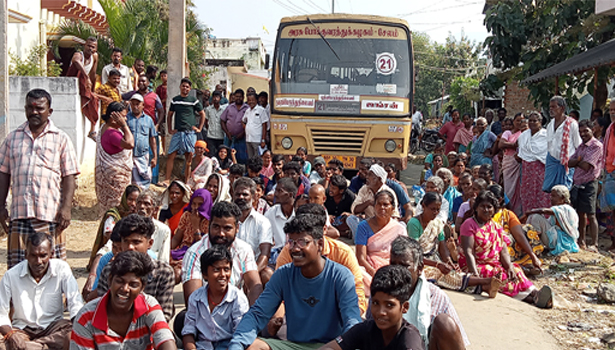 ஏரியில் இறைச்சி கழிவுகள் கொட்டியதற்கு எதிர்ப்பு- பொதுமக்கள் சாலை மறியல் ஏரியில் இறைச்சி கழிவுகள் கொட்டியதற்கு எதிர்ப்பு- பொதுமக்கள் சாலை மறியல்