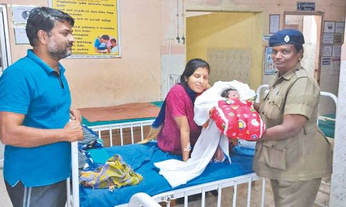 ஓடும் ரெயிலில் பிரசவ வலி: பயணிக்கு பிரசவம் பார்த்த பெண் போலீஸ்