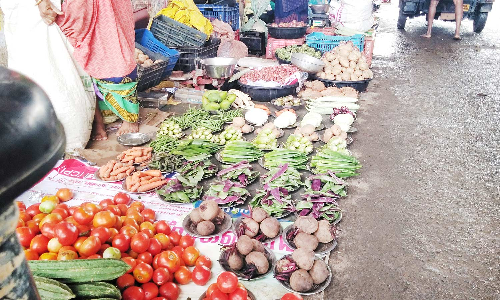 கிராமப்புறங்களில் கூறுகட்டி விற்கப்படும் காய்கறிகளுக்கு பெண்கள் வரவேற்பு