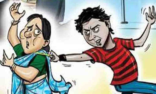 மூதாட்டியிடம் பணம் பறித்த வாலிபர் கைது