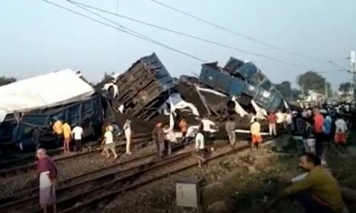 சரக்கு ரெயில் தடம் புரண்டு பயங்கர விபத்து- போக்குவரத்து கடும் பாதிப்பு