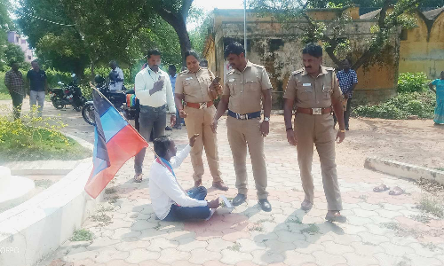 இலவச பட்டா வேண்டி நிலக்கோட்டை தாலுகா அலுவலகம் முன்பு உண்ணாவிரதம்