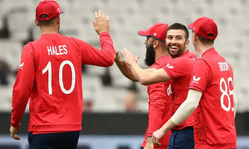 டி20 உலகக்கோப்பை: மழையால் தாமதமாக தொடங்கிய இங்கிலாந்து- அயர்லாந்து இடையேயான போட்டி