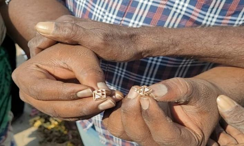 நோன்பு பூஜையில் வைத்தது தெரியாமல் குப்பையில் வீசப்பட்ட ஒரு ஜோடி வைர கம்மல்