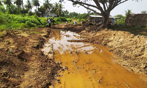 தொடர் மழைக்கு சாலை சேதம்: விவசாயிகள் பாதிப்பு