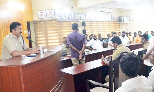 திண்டுக்கல் மாவட்டத்திலிருந்து தேவர் ஜெயந்திக்கு செல்பவர்களுக்கு கடும் கட்டுப்பாடுகள் எஸ்.பி தலைமையில் நடந்த கூட்டத்தில் அறிவுரை