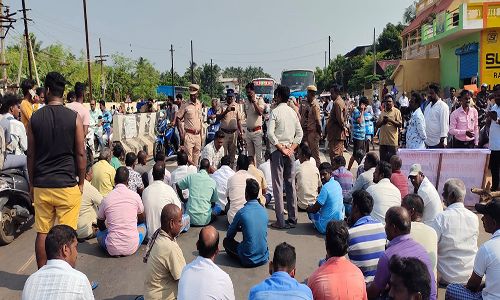கோட்டக்குப்பம் அருகே தூண்டில் வளைவு அமைக்க கோரி மீனவர்கள் திடீர் மறியல்