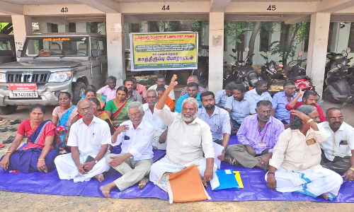 நாகர்கோவில் பேரூராட்சி பணியாளர்கள் காத்திருப்பு போராட்டம்