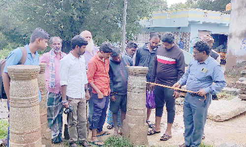 கிருஷ்ணகிரி மாவட்டத்தில்  மிக பழமையான கல்வெட்டை கண்டறிந்த ஆய்வுக்குழுவினர்