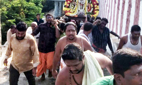 பல்லக்கில் சென்னிமலை கோவிலுக்கு சென்ற உற்சவ மூர்த்திகள்