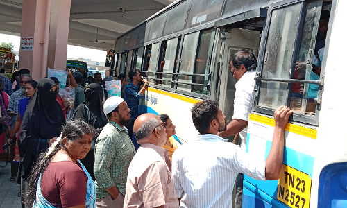 வேலூர் புதிய பஸ் நிலையத்தில் குவிந்த பயணிகள்