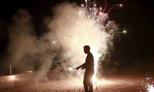 விதிமுறைகளை மீறி பட்டாசு வெடித்த வாலிபர் மீது வழக்கு பதிவு