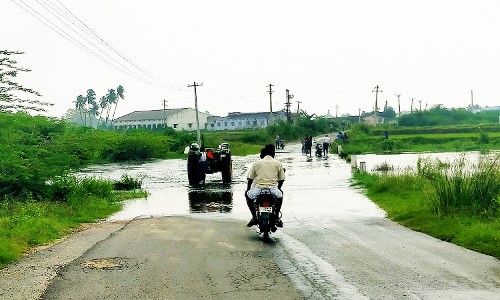 பனப்பாக்கம் தரைப்பாலத்தை மூழ்கடித்து செல்லும் வெள்ளம்