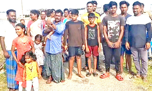 மீனவ கிராமத்திற்குள் புகுந்த கடல்நீரால் மக்கள் அவதி