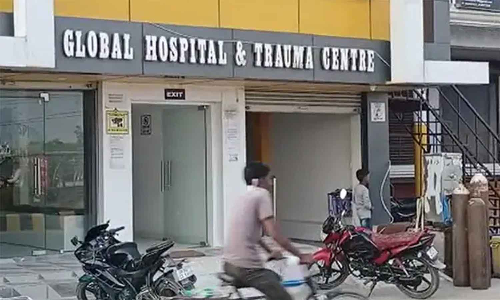 நோயாளிக்கு சாத்துக்குடி ஜூஸ் ஏற்றியதாக குற்றம்சாட்டப்பட்ட மருத்துவமனையை இடிக்க உத்தரவு