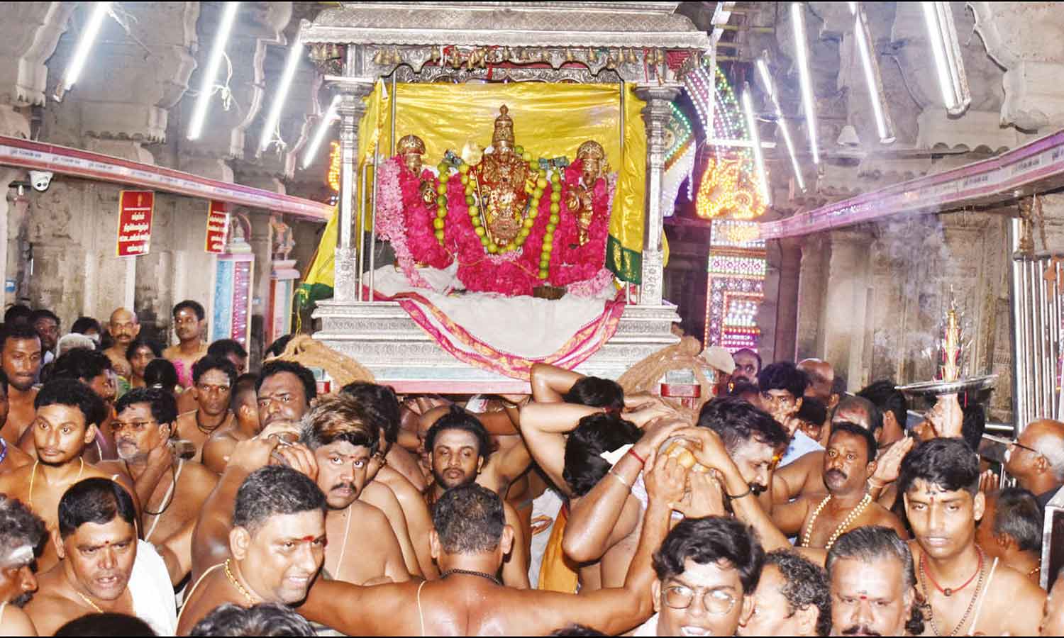 திருச்செந்தூரில் கந்தசஷ்டி திருவிழா: வெள்ளி சப்பரத்தில் எழுந்தருளிய சுவாமி ஜெயந்திநாதர்