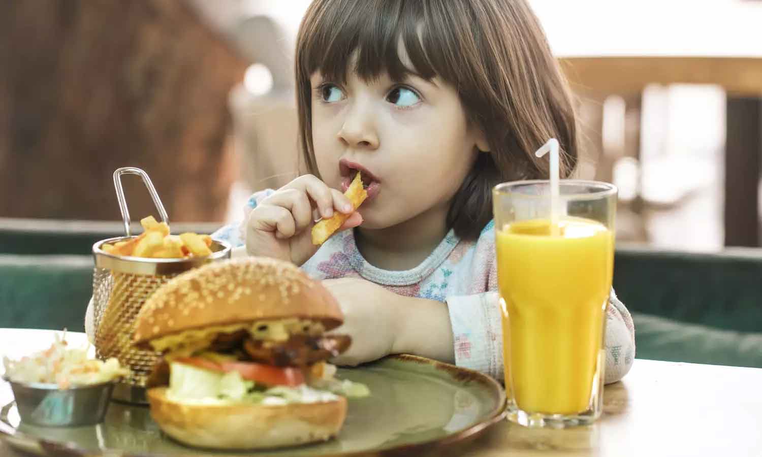 ஜங் புட் உணவுகள் குழந்தைகளுக்கு என்னென்ன தீமைகளை உண்டாக்கும்..?