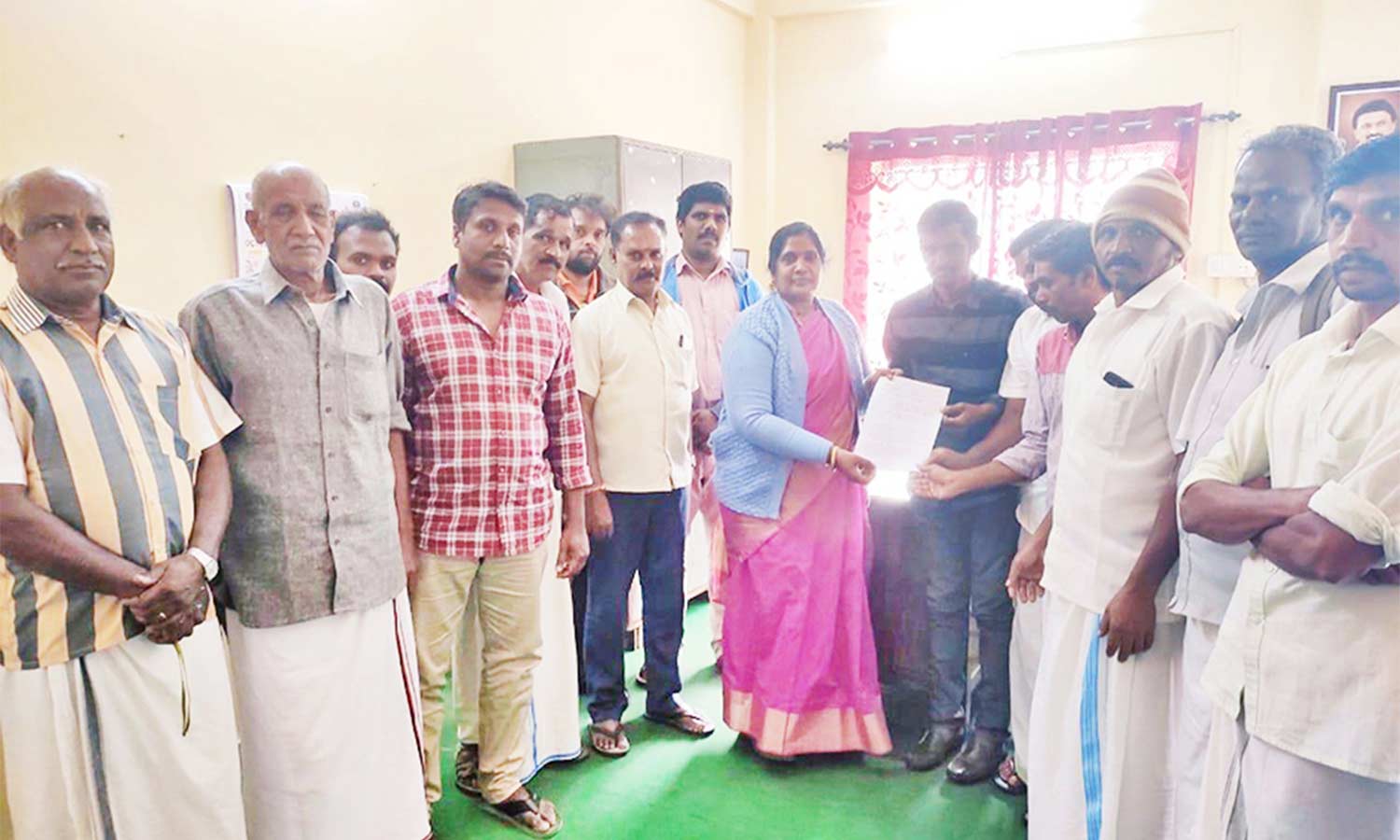 கொடைக்கானலில் சாலை அமைக்கும் பணிக்காக சொந்த நிலத்தை வழங்கிய கிராம மக்கள் கொடைக்கானலில் சாலை அமைக்கும் பணிக்காக சொந்த நிலத்தை வழங்கிய கிராம மக்கள்