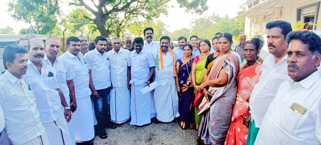 தென்காசி தெற்கு மாவட்டத்தில் நிறைவேற்றப்பட வேண்டிய திட்டப்பணிகள் குறித்து மனு -  தி.மு.க. மாவட்ட செயலாளர் சிவபத்மநாதன் கலெக்டரிடம் வழங்கினார்