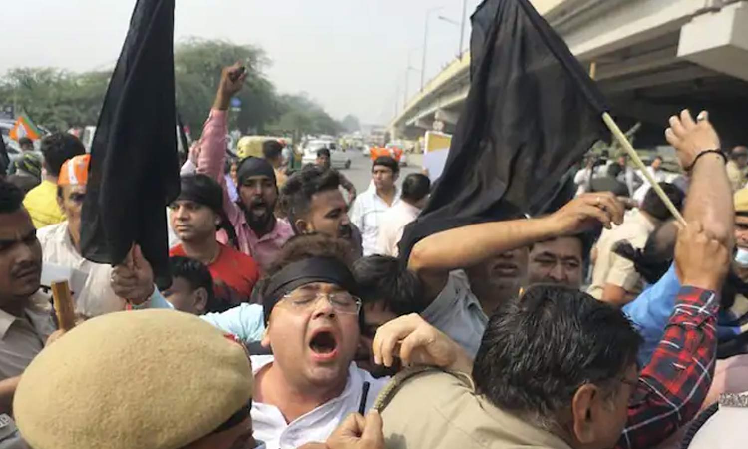 அரவிந்த் கெஜ்ரிவாலுக்கு எதிராக பாஜக கறுப்பு கொடி போராட்டம் அரவிந்த் கெஜ்ரிவாலுக்கு எதிராக பாஜக கறுப்பு கொடி போராட்டம்