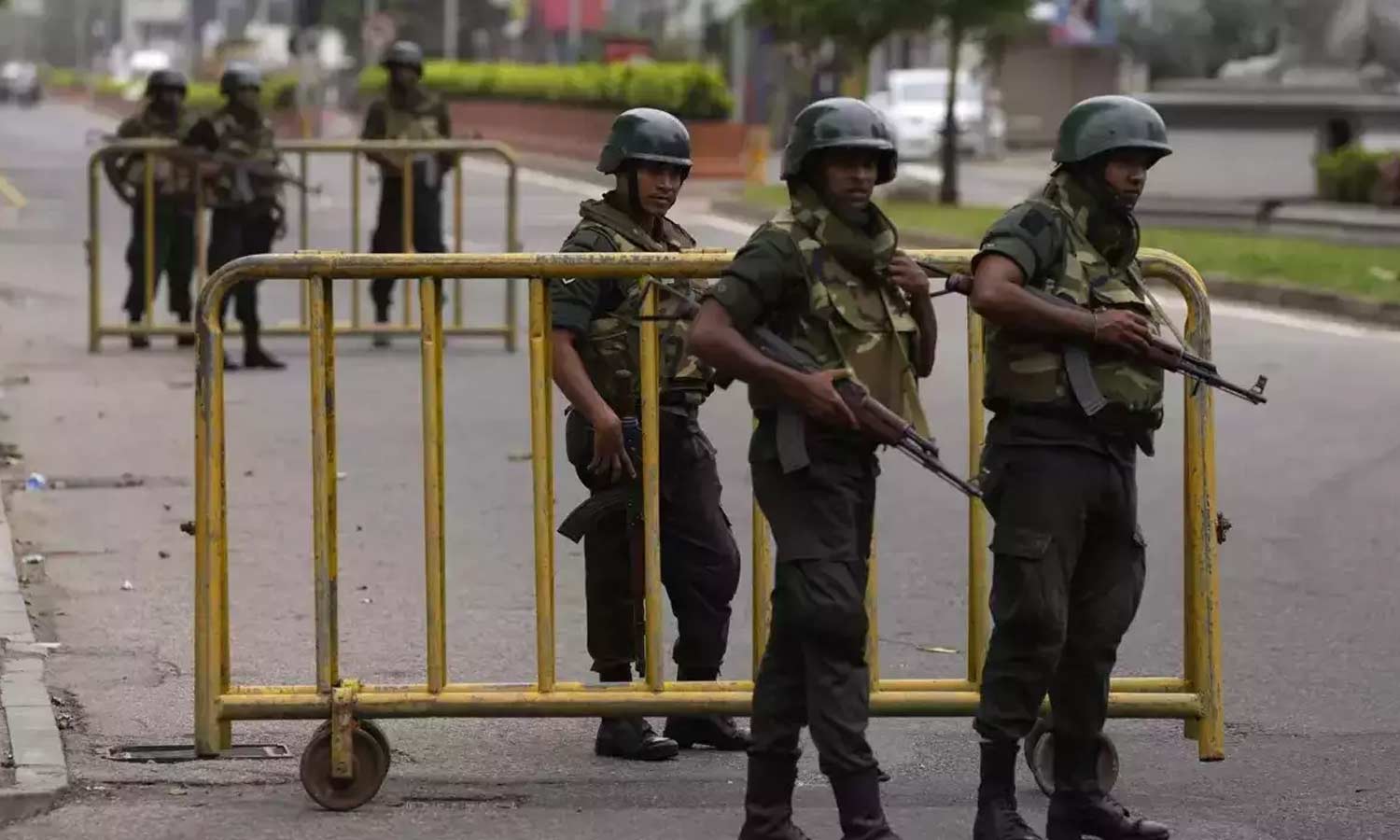 போராட்டத்துக்கு எதிர்க்கட்சிகள் அழைப்பு: கொழும்பில் ராணுவம் பலத்த பாதுகாப்பு