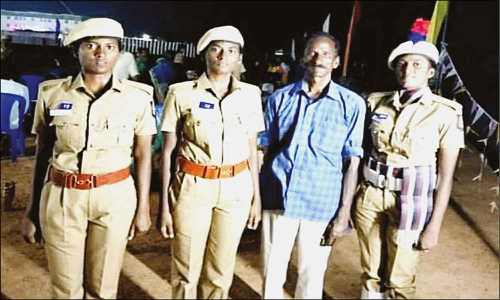 போலீஸ் வேலையில் சேர்ந்த 3 சகோதரிகள்: விவசாய நிலத்தில் பயிற்சி பெற்று சாதனை