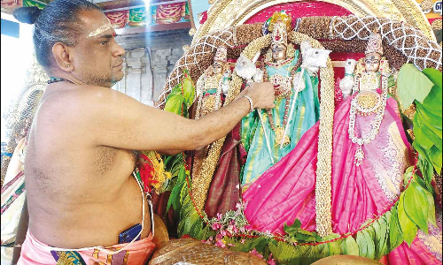 மருதமலை முருகன் கோவிலில் விரதம் இருக்கும் பக்தர்கள் காப்பு கட்டினர்