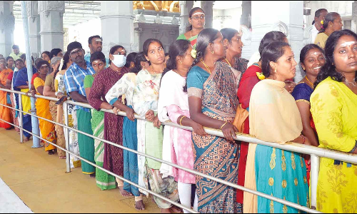 திண்டல் முருகன் கோவிலில் பக்தர்கள் காப்பு கயிறு கட்டி விரதம் கடைபிடிப்பு