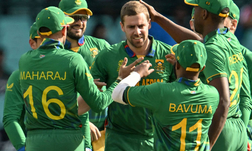 நோர்க்கியா- ஷம்சி அபார பந்து வீச்சு: 104 ரன்கள் வித்தியாசத்தில் வங்காளதேசத்தை வீழ்த்தியது தென் ஆப்பிரிக்கா