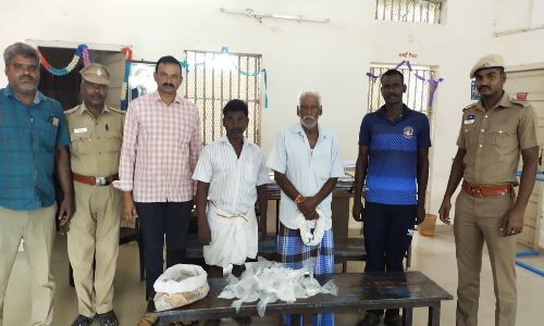 சிறுபாக்கம் அருகே சாராயம்  விற்ற 2 பேர் கைது