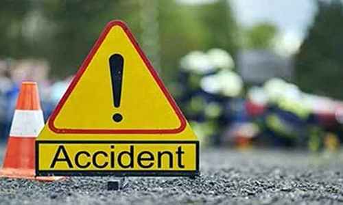 லாரி மீது மோட்டார் சைக்கிள் மோதல்; வாலிபர் படுகாயம்