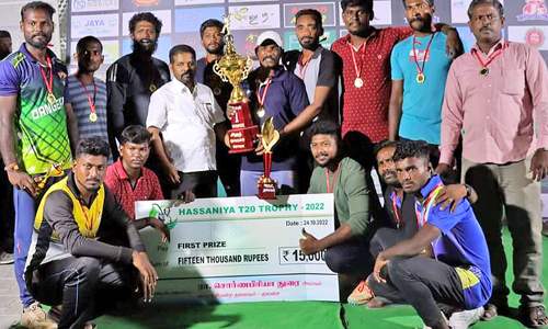 குலசேகரன்பட்டினத்தில்  மாவட்ட அளவிலான கிரிக்கெட் போட்டி தேரியூர் அணி முதலிடம்