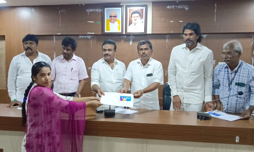 ஓசூரில் குடிசை மாற்று வாரிய வீடுகளுக்கு  தேர்வான பயனாளிகளுக்கு ஆணை வழங்கும் நிகழ்ச்சி