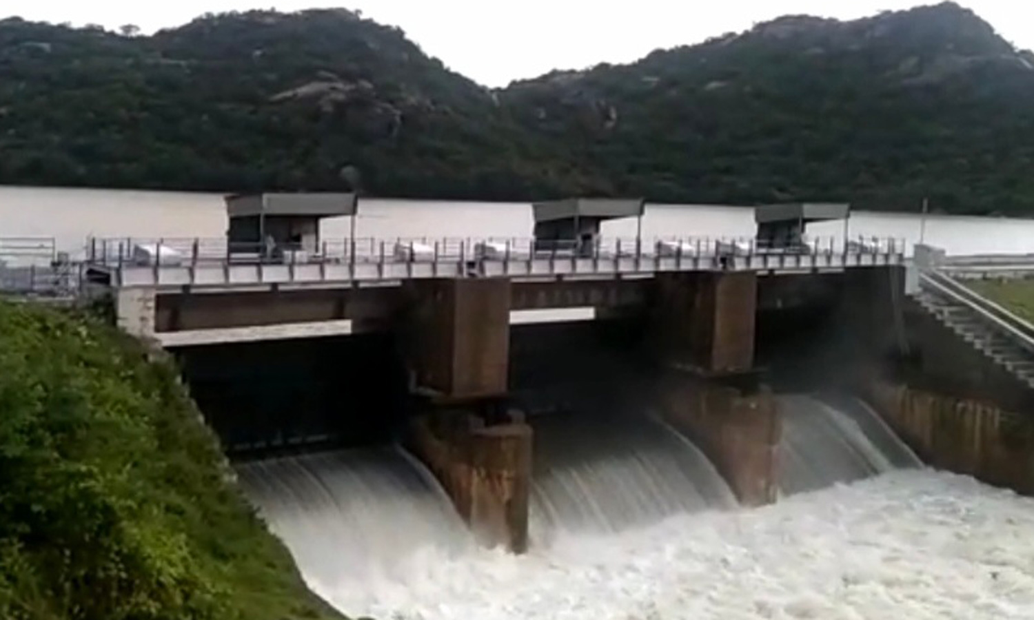 தென்மேற்கு பருவமழை எதிரொலி- தருமபுரி மாவட்டத்தில் உள்ள அணைகளில் 91 சதவிகிதம் நீர் இருப்பு தென்மேற்கு பருவமழை எதிரொலி- தருமபுரி மாவட்டத்தில் உள்ள அணைகளில் 91 சதவிகிதம் நீர் இருப்பு