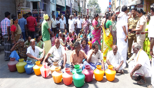 ராசிபுரத்தில் குடிநீர் வசதி செய்து தரக்கோரி பொதுமக்கள் சாலை மறியல்