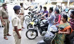 வாகன ஓட்டிகளுக்கு விழிப்புணர்வு நிகழ்ச்சி வாகன ஓட்டிகளுக்கு விழிப்புணர்வு நிகழ்ச்சி