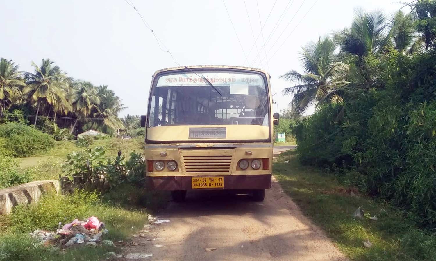 சாணார்பட்டியில் போக்குவரத்துக்கு பயனற்ற அரசு பஸ்சால் மாணவர்கள் அவதி சாணார்பட்டியில் போக்குவரத்துக்கு பயனற்ற அரசு பஸ்சால் மாணவர்கள் அவதி