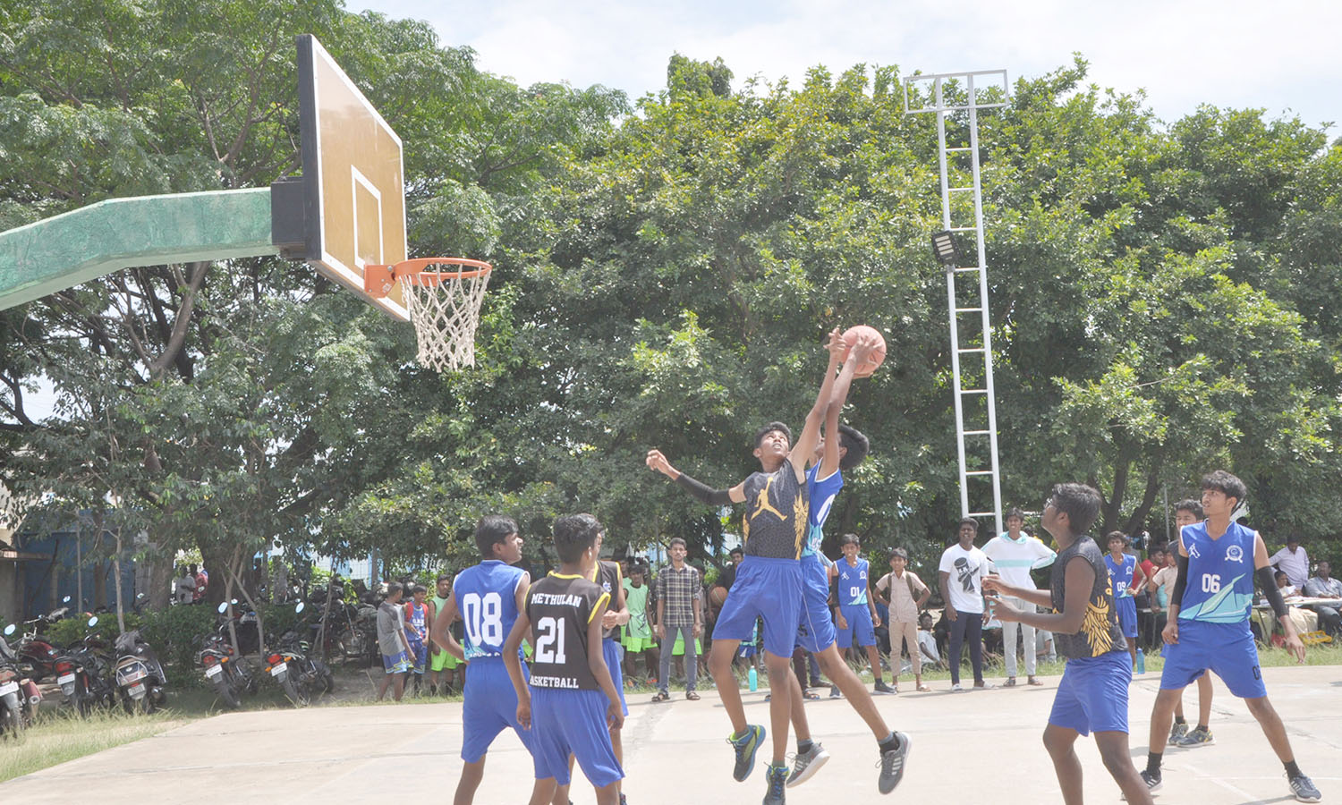 கிருஷ்ணகிரியில்  மாவட்ட அளவிலான குழு விளையாட்டு போட்டிகள்