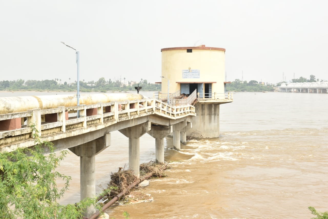 ஸ்ரீரங்கம் கொள்ளிடம் ஆற்றுப் படுகையில் சேதமடைந்த பழைய நீரேற்று நிலையத்தை சீரமைக்க ரூ.3 கோடியில் திட்ட மதிப்பீடு ஸ்ரீரங்கம் கொள்ளிடம் ஆற்றுப் படுகையில் சேதமடைந்த பழைய நீரேற்று நிலையத்தை சீரமைக்க ரூ.3 கோடியில் திட்ட மதிப்பீடு