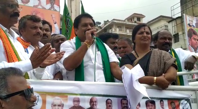 தமிழகத்தில் தமிழை வளர்ப்பதாக தி.மு.க. நாடகமாடுகிறது-பா.ஜனதா விவசாய அணி மாநில தலைவர் ஜி.கே. நாகராஜ் குற்றச்சாட்டு தமிழகத்தில் தமிழை வளர்ப்பதாக தி.மு.க. நாடகமாடுகிறது-பா.ஜனதா விவசாய அணி மாநில தலைவர் ஜி.கே. நாகராஜ் குற்றச்சாட்டு